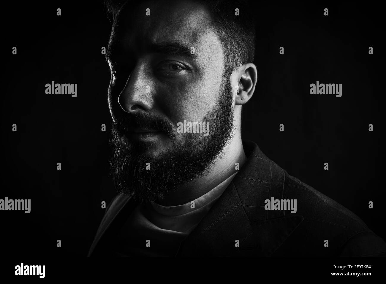 Ritratto di un giovane brutale con la barba. Foto di alta qualità Foto Stock