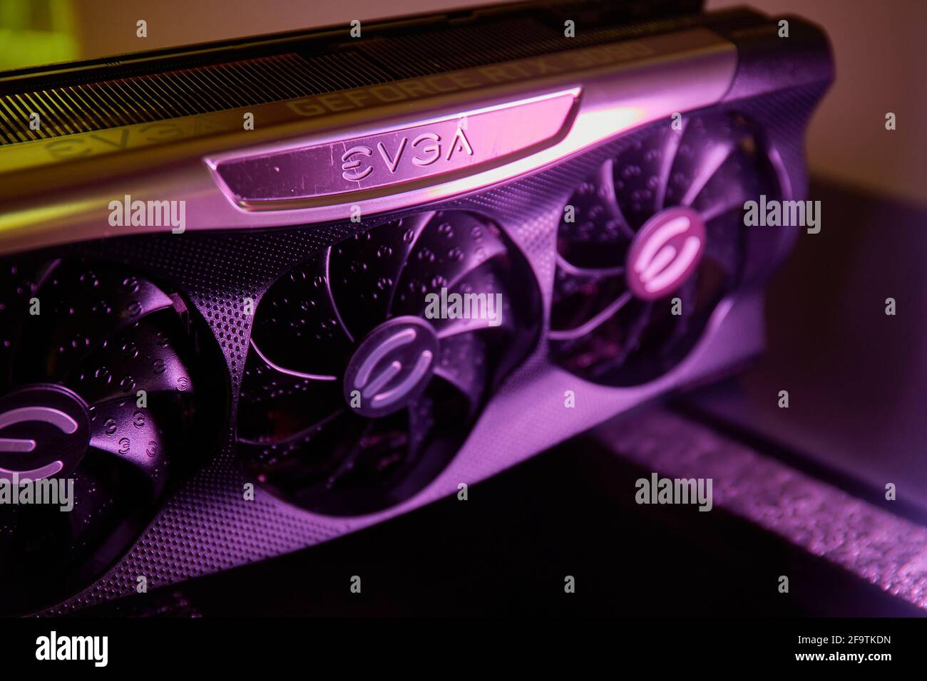 Scheda grafica GeForce RTX 3090 Nvidia GPU all'interno di un gioco configurazione del calcolatore Foto Stock