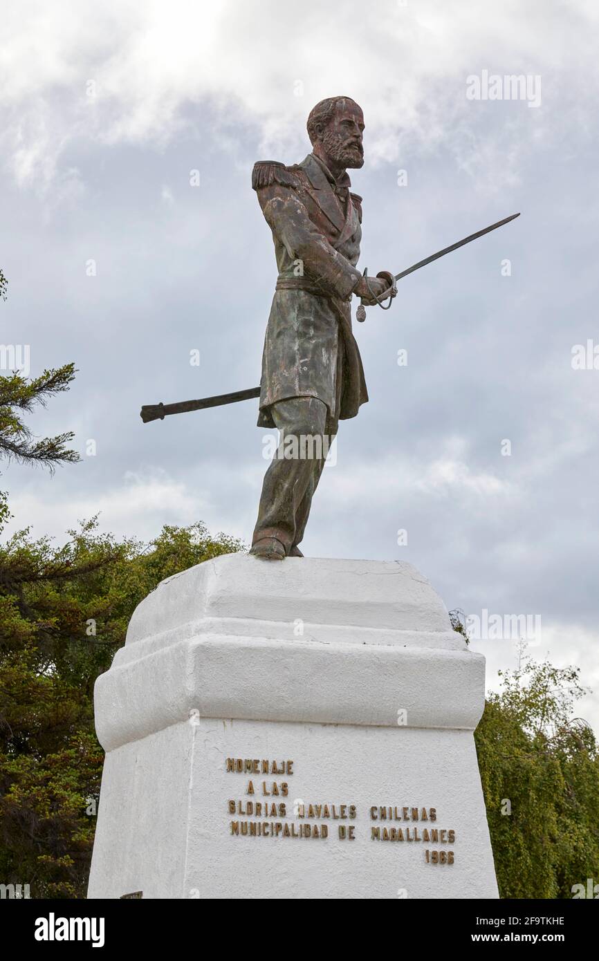 Captain Arturo Prat Monumento di Mario Biggs su Avenida Cristobal Colon a Punta Arenas Cile Foto Stock