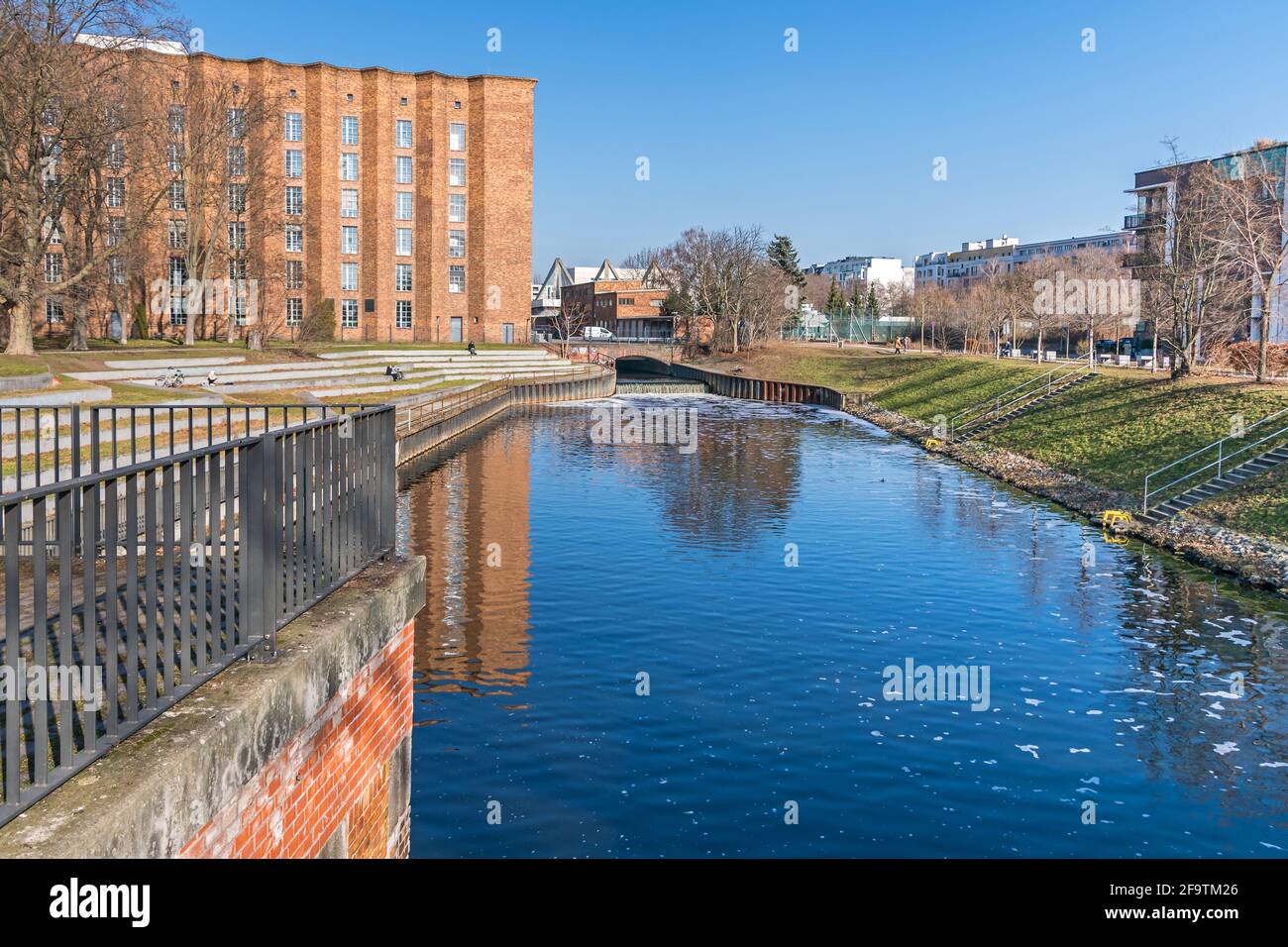 Berlino, Germania - 1 marzo 2021: Parco del venditore con le scale della banca, la forestia del Nordhafen (dove il Panke scorre nel porto) e la cli elencata Foto Stock