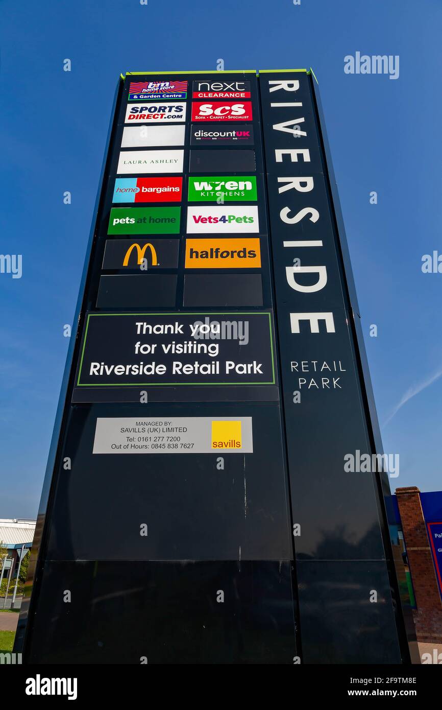 Cartello informativo per il negozio all'ingresso del Riverside Retail Park a Warrington, Cheshire, Regno Unito Foto Stock