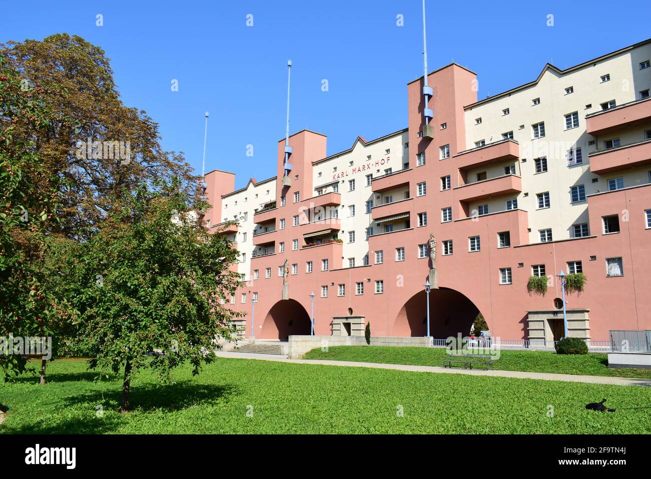 VIENNA, AUSTRIA - 13 SETTEMBRE 2018: Karl-Marx-Hof, un lungo edificio residenziale nel 19° distretto (Döbling) di Vienna. Costruito tra il 1927 e il 1930. Foto Stock