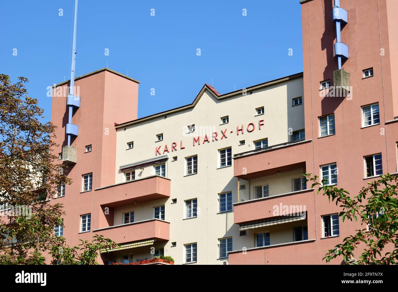 VIENNA, AUSTRIA - 13 SETTEMBRE 2018: Karl-Marx-Hof, un lungo edificio residenziale nel 19° distretto (Döbling) di Vienna. Costruito tra il 1927 e il 1930. Foto Stock
