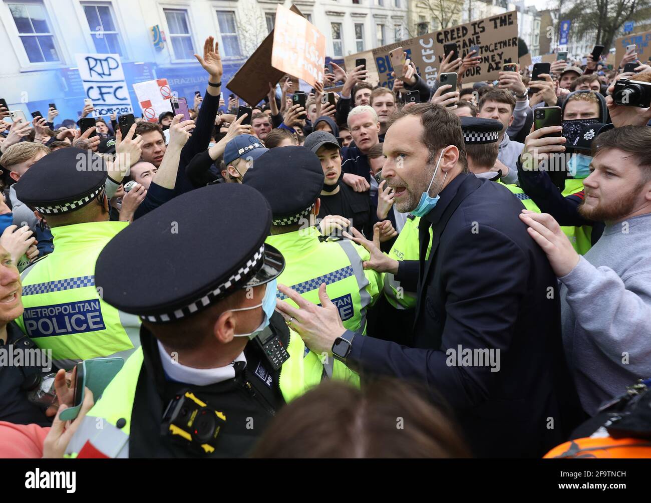 Londra, Regno Unito. 20 aprile 2021. Petr Cech parla ai tifosi mentre arriva allo stadio prima della partita tra Chelsea e Brighton allo Stamford Bridge Stadium il 20 aprile 2021 a Londra, Regno Unito Foto Stock