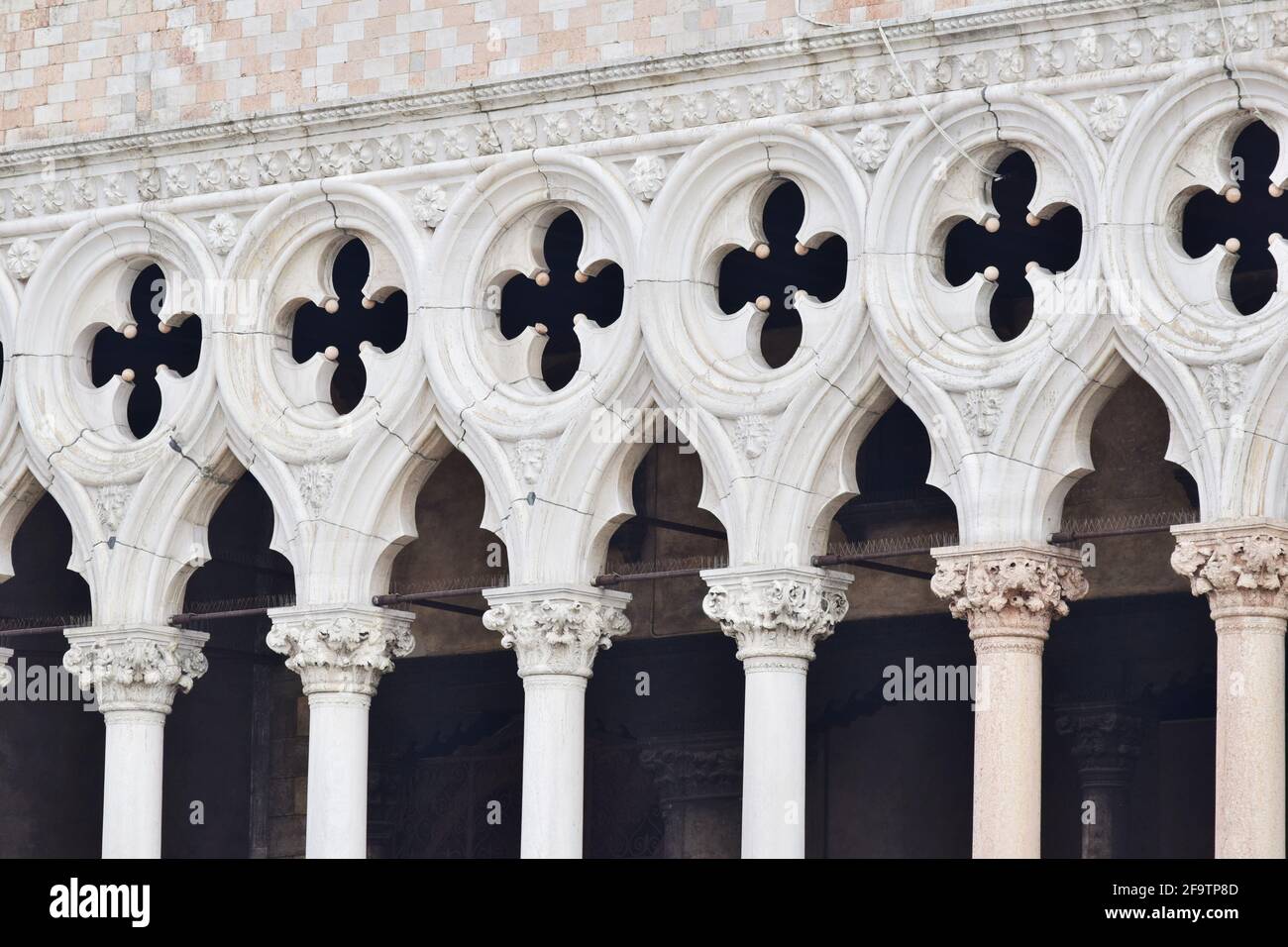 Particolare dalle colonne esterne dello storico Palazzo Ducale (fondato nel 1340 d.C.) a Venezia. Foto Stock