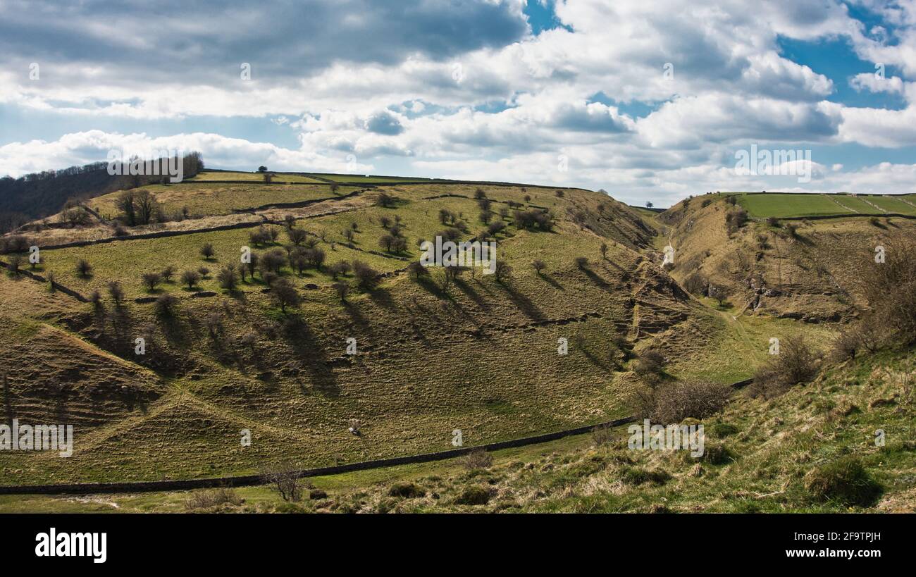 Il Peak District. Tansley Dale. Stagno di rugiada sopra Cressbrook Dale nel Derbyshire Peak District. Foto Stock