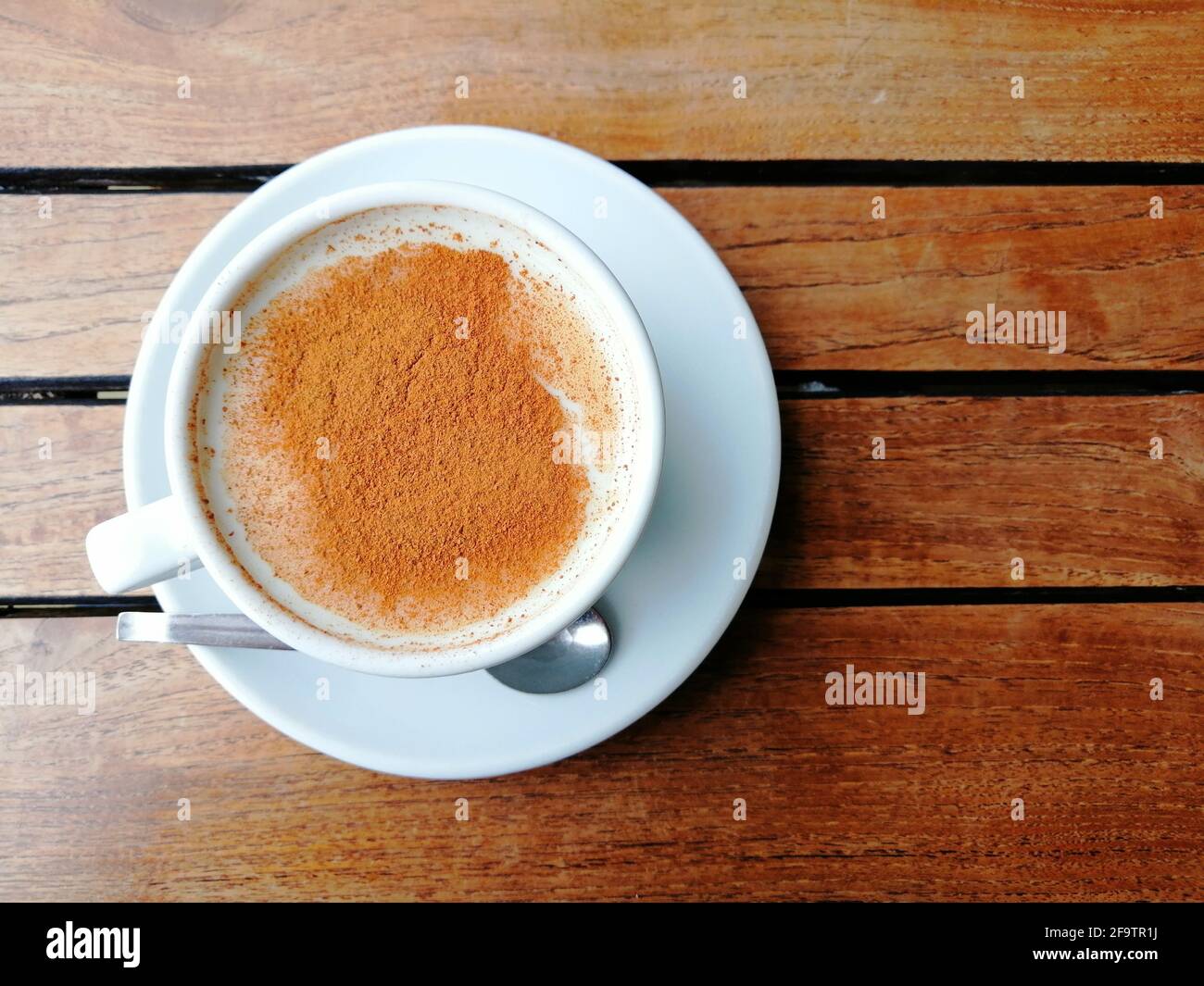 Sahlep (aka salep, Sahleb, o Sahlab), una bevanda calda cremosa turca di medio Oriente servita con cannella. È popolare in inverno. Foto Stock