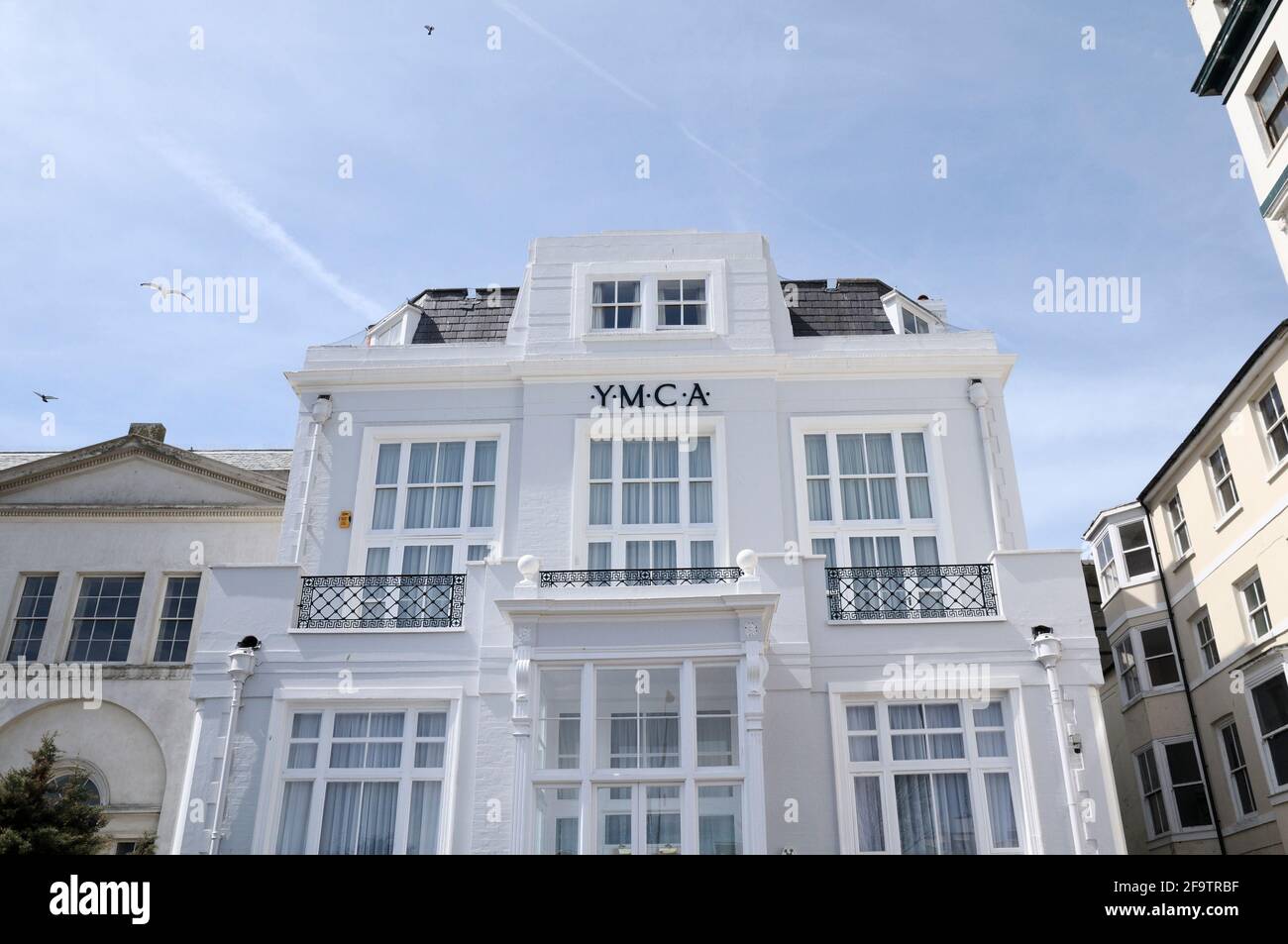 Esterno di un edificio YMCA a Brighton, Regno Unito. YMCA (in origine Associazione cristiana dei giovani uomini) è la più grande e più antica carità giovanile del mondo Foto Stock