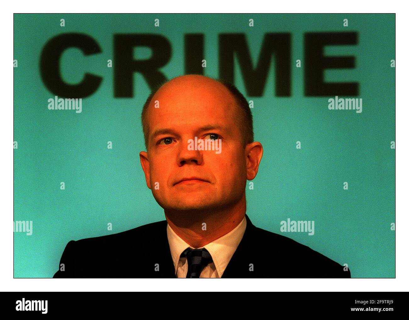 RT. Hon William Hague a una conferenza stampa in cui si dice che i laburisti sono molli sul critico David Sandison 26/2/2001 Foto Stock