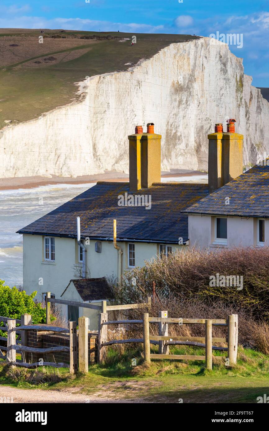 Vista delle scogliere di Seven Sisters e dei cottage della guardia costiera, da Seaford Head attraverso il fiume Cuckmere. Seaford, Sussex, Inghilterra, Regno Unito. Foto Stock