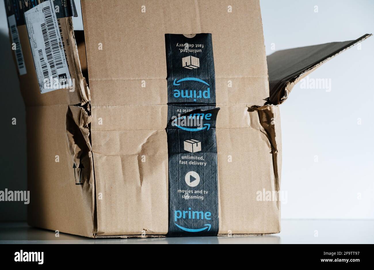 Vista laterale del pacco di cartone Amazon prime aperto e danneggiato  Confezione con adesivo con consegna rapida illimitata Foto stock - Alamy