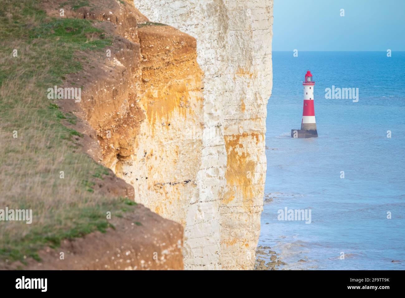 Vista della Beachy Head e del suo faro. Eastbourne, East Sussex, Inghilterra meridionale. Foto Stock