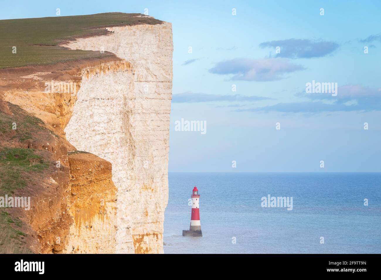 Vista della Beachy Head e del suo faro. Eastbourne, East Sussex, Inghilterra meridionale. Foto Stock