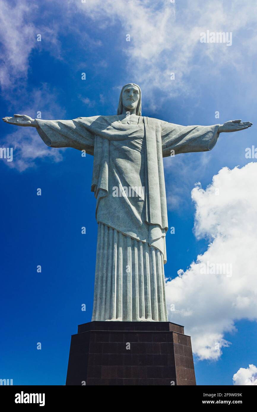 CRISTO REDENTORE, RIO DE JANEIRO, BRASILE - 06 APRILE 2016: Vista dal basso della statua del Cristo Redentore´s. Il cielo blu profondo dietro. Foto Stock