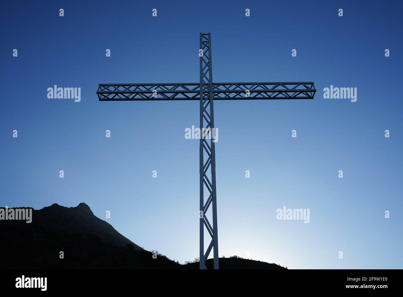 Una croce nel mezzo delle Ande Montagne, Cile Foto Stock