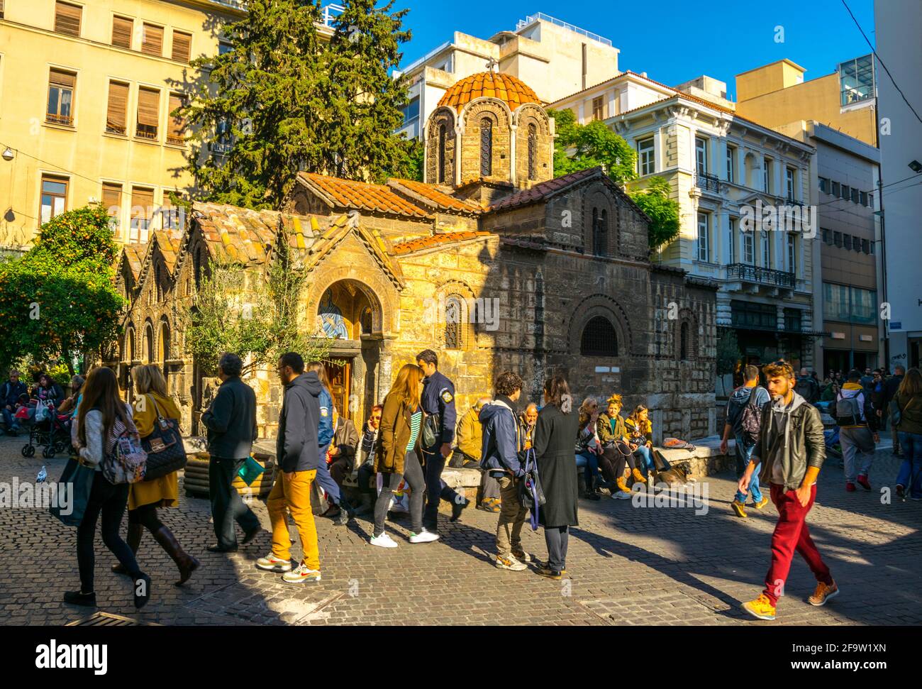ATENE, GRECIA, 10 DICEMBRE 2015: La gente passa per la Chiesa di Panagia Kapnikarea, un'antica chiesa di Atene, Grecia Foto Stock