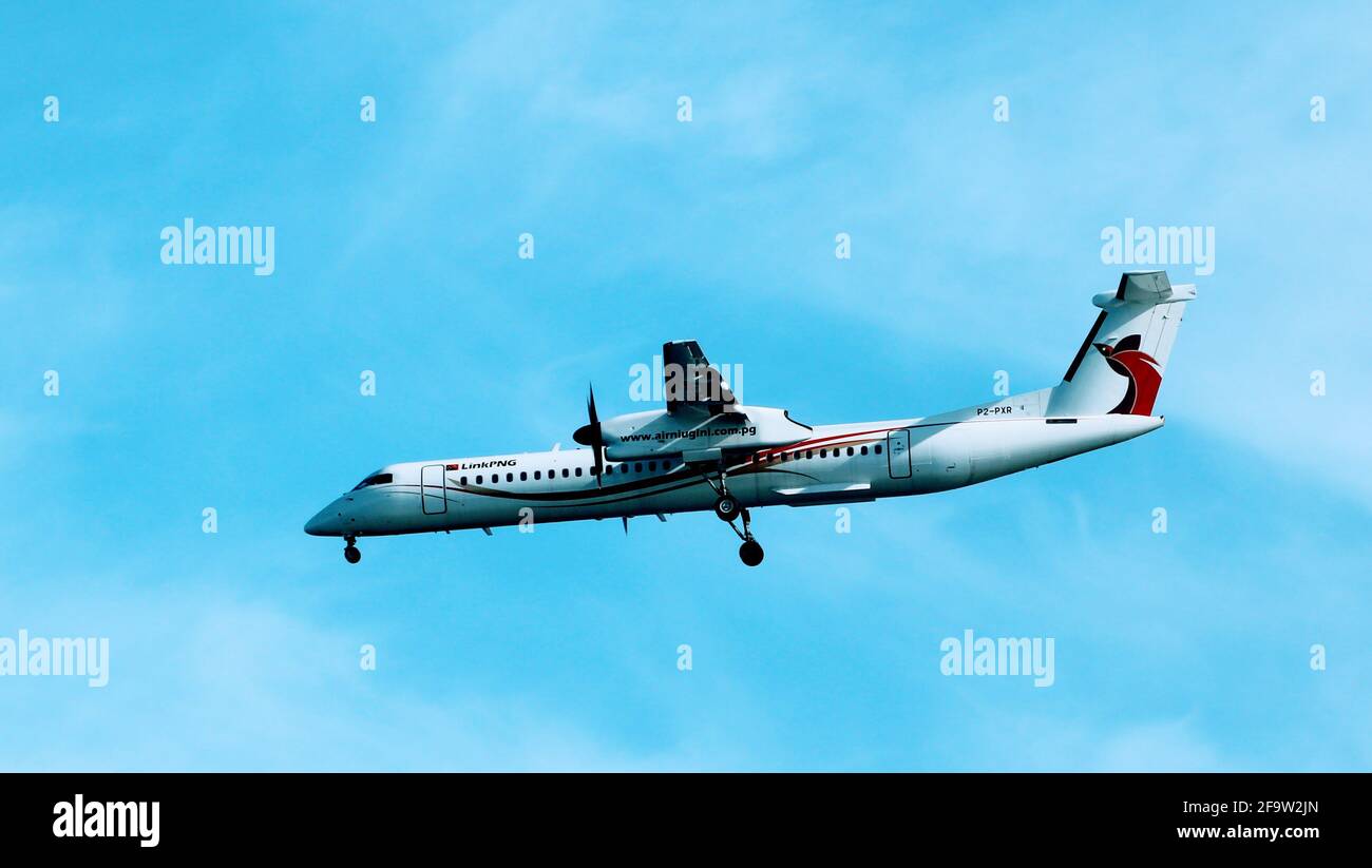 LinkPNG Bombardier Dash 8 (DHC-8) Q400 aeroplano che si prepara ad atterrare all'Aeroporto di Madang Foto Stock