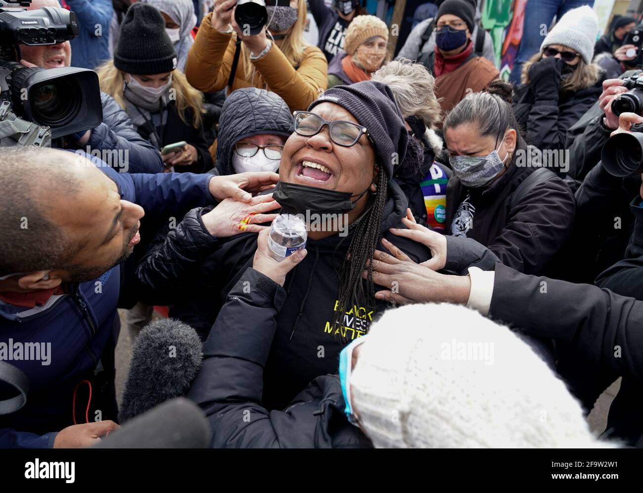 Minneapolis, Stati Uniti. 20 Apr 2021. Una donna grida all'angolo di Chicago Ave e 38th Street, il sito dell'assassinio di George Floyd come notizia di un verdetto colpevole è consegnato dopo il secondo giorno di deliberazioni della giuria nel processo Derek Chauvin a Minneapolis, Minnesota, martedì 20 aprile 2021. L'ex poliziotto Derek Chauvin è accusato di omicidio involontario di secondo grado, omicidio di terzo grado e massacro di secondo grado nella morte di George Floyd. Foto di Jemal Countess/UPI Credit: UPI/Alamy Live News Foto Stock