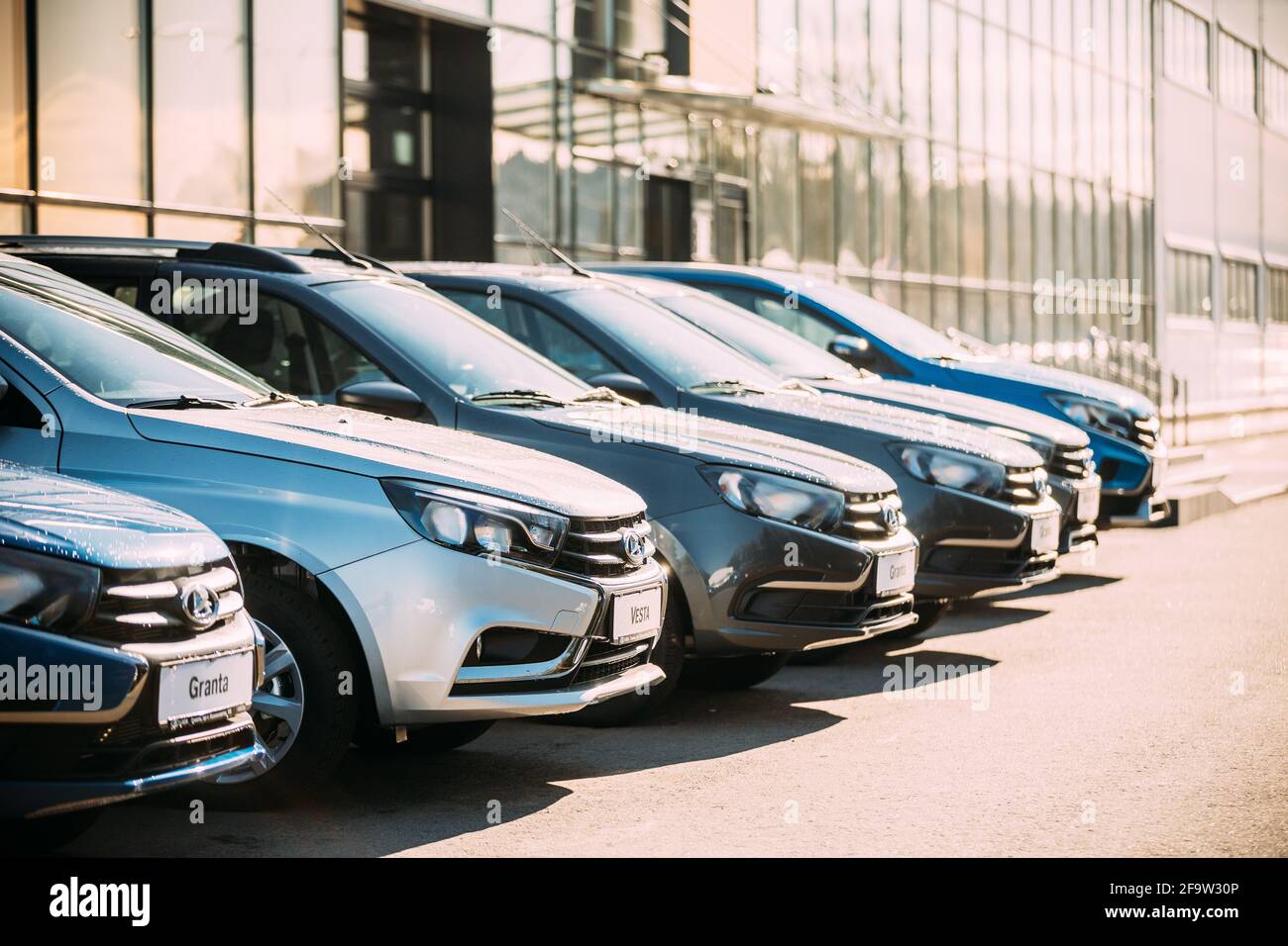 Lada Vesta, Granta Cars parcheggiata in Row vicino al concessionario Foto Stock