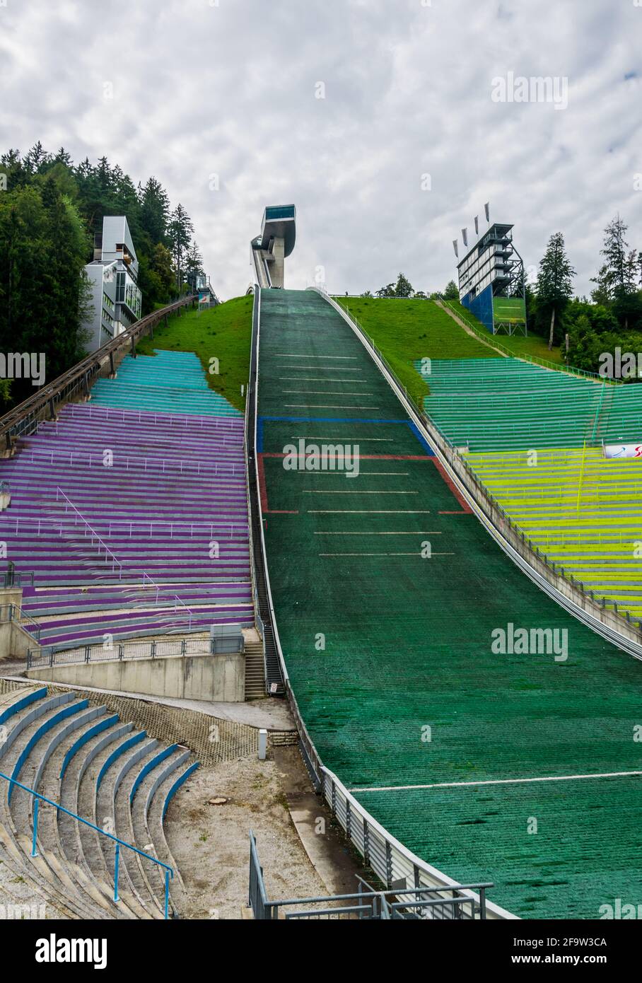 INNSBRUCK, AUSTRIA, 27 LUGLIO 2016: Vista del famoso stadio di salto con gli sci di Bergisel la cui parte più distintiva - la torre di salto con gli sci è stata progettata da Fam Foto Stock