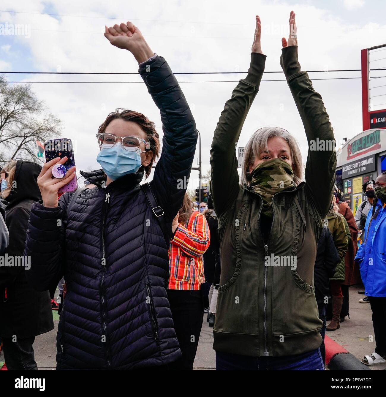 Minneapolis, Stati Uniti. 20 Apr 2021. I manifestanti all'angolo di Chicago Ave e 38th Street, il luogo dell'assassinio di George Floyd celebrare come un verdetto colpevole è consegnato a seguito delle deliberazioni della giuria nel processo Derek Chauvin a Minneapolis, Minnesota martedì 20 aprile 2021. L'ex poliziotto Derek Chauvin è stato giudicato colpevole di omicidio involontario di secondo grado, omicidio di terzo grado e massacro di secondo grado nella morte di George Floyd. Foto di Jemal Countess/UPI Credit: UPI/Alamy Live News Foto Stock