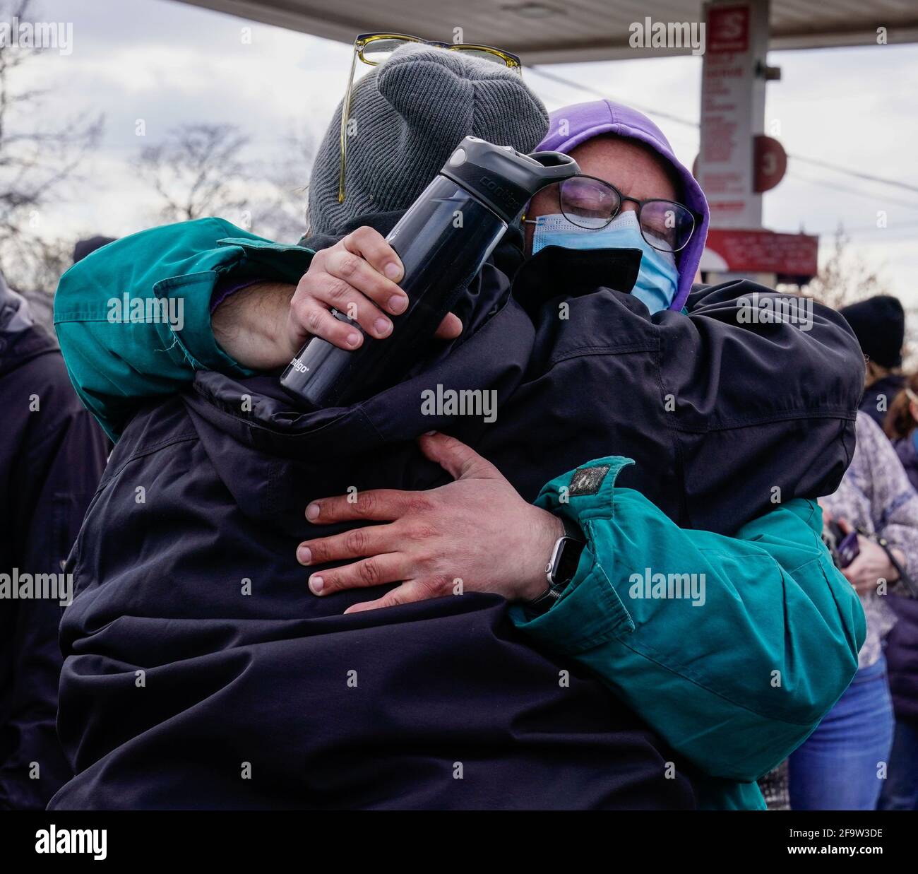 Minneapolis, Stati Uniti. 20 Apr 2021. I manifestanti abbracciano all'angolo di Chicago Ave e 38th Street, il luogo dell'assassinio di George Floyd celebrare come un verdetto colpevole è consegnato a seguito delle deliberazioni della giuria nel processo Derek Chauvin a Minneapolis, Minnesota martedì 20 aprile 2021. L'ex poliziotto Derek Chauvin è accusato di omicidio involontario di secondo grado, omicidio di terzo grado e massacro di secondo grado nella morte di George Floyd. Foto di Jemal Countess/UPI Credit: UPI/Alamy Live News Foto Stock
