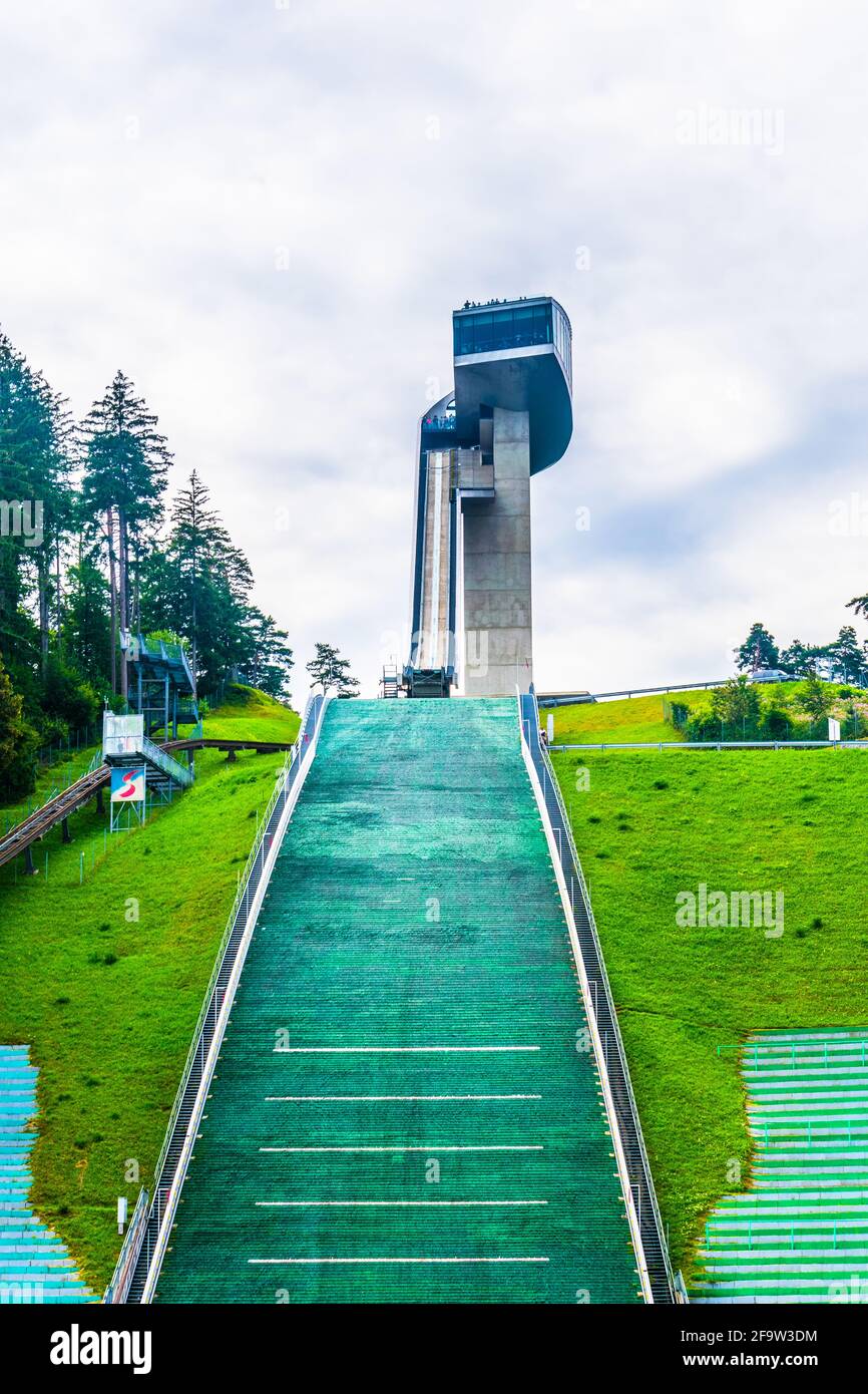 INNSBRUCK, AUSTRIA, 27 LUGLIO 2016: Vista del famoso stadio di salto con gli sci di Bergisel la cui parte più distintiva - la torre di salto con gli sci è stata progettata da Fam Foto Stock