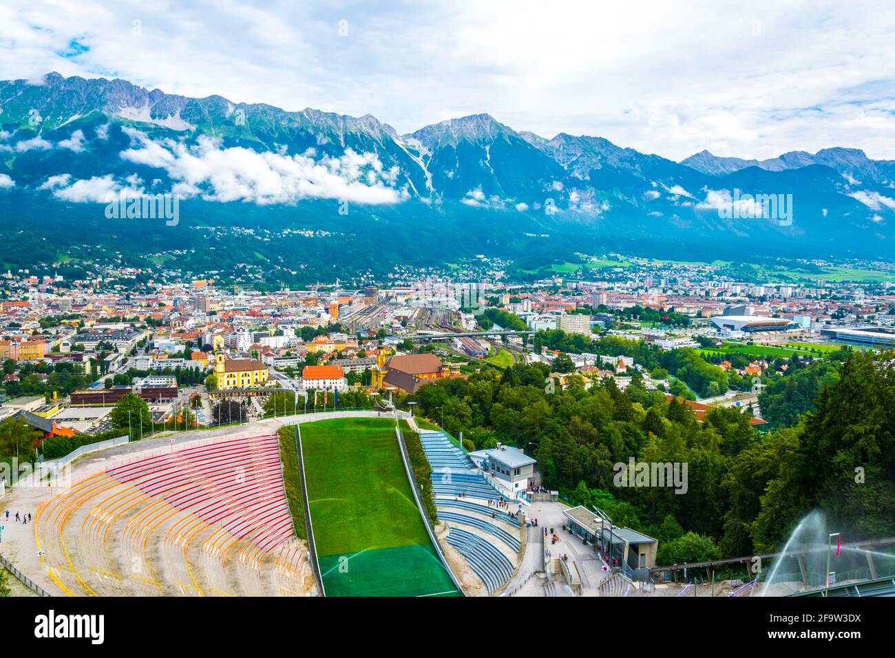 INNSBRUCK, AUSTRIA, 27 LUGLIO 2016: Vista del famoso stadio di salto con gli sci di Bergisel la cui parte più distintiva - la torre di salto con gli sci è stata progettata da Fam Foto Stock