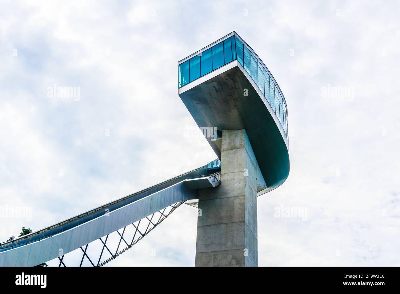 INNSBRUCK, AUSTRIA, 27 LUGLIO 2016: Vista del famoso stadio di salto con gli sci di Bergisel la cui parte più distintiva - la torre di salto con gli sci è stata progettata da Fam Foto Stock