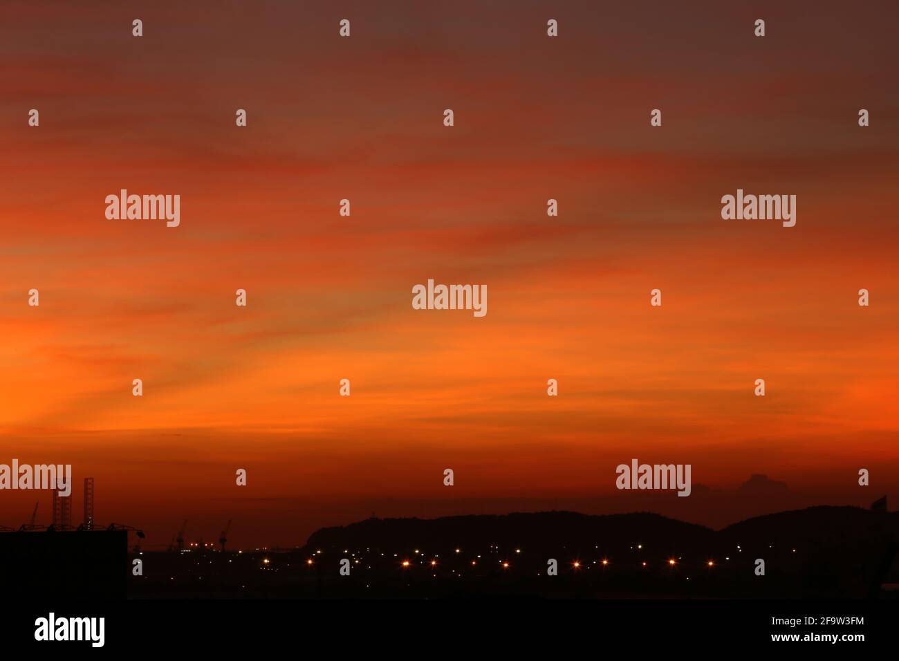 Cielo e nuvole dopo il tramonto, vista cielo crepuscolo per il design naturale del paesaggio, tonalità rossa delle foto. Foto Stock