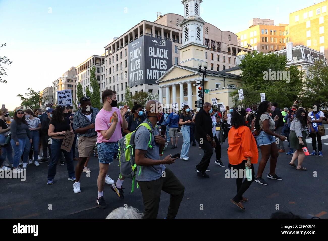 Washington, D.C., Stati Uniti. 20 aprile 2021. La gente si riunisce per celebrare dopo il verdetto di Derek Chauvin, l'ex ufficiale di polizia di Minneapolis accusato di aver ucciso George Floyd. Credit: Bryan Dozier/Alamy Live News Foto Stock