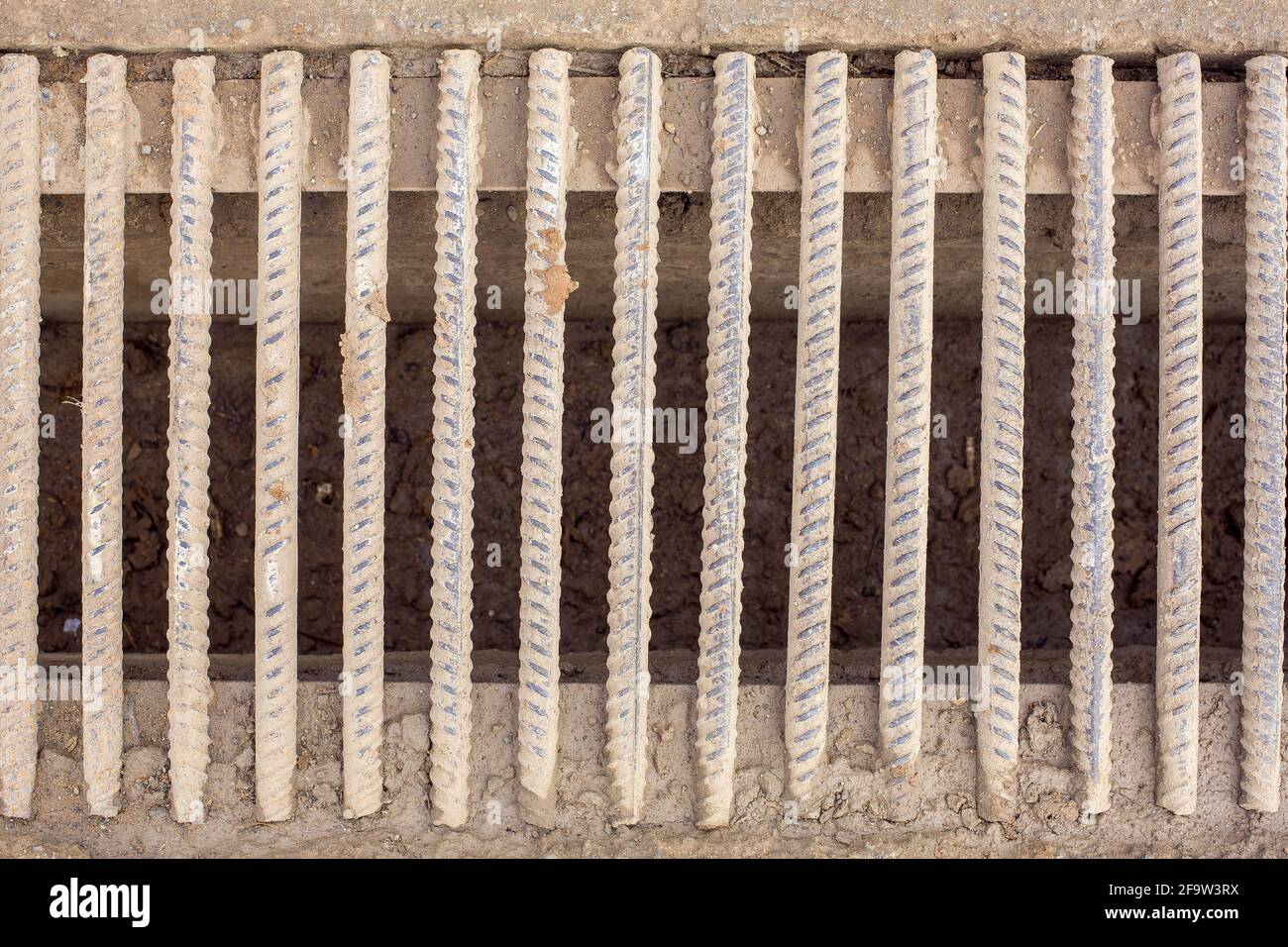 fosso di drenaggio con una grata di canne di ferro tondini sporca in una palude, infrastruttura sistema di acque reflue primo piano. Foto Stock