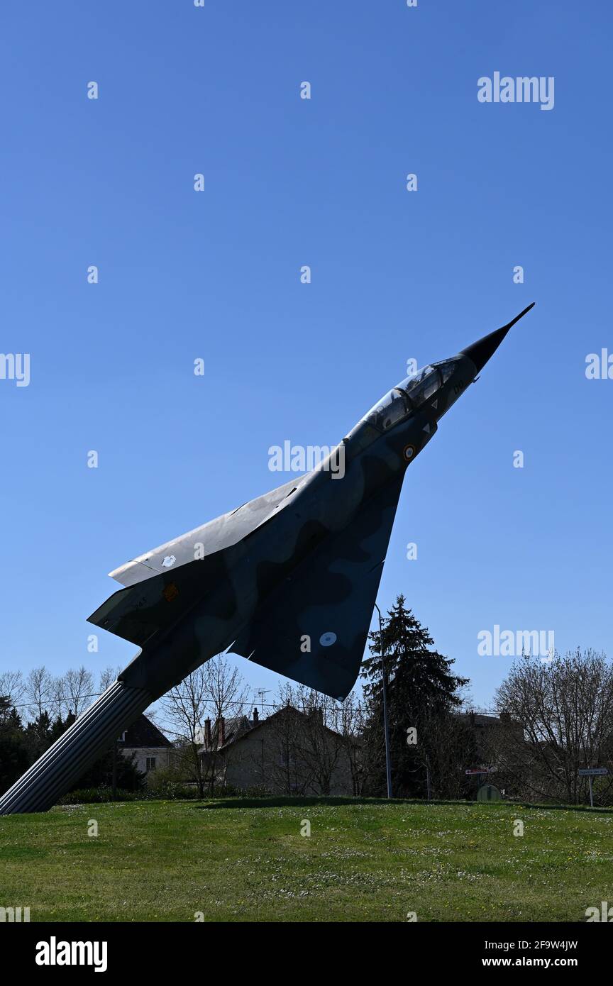 il jet da combattimento francese come una scultura su un round-about Foto Stock