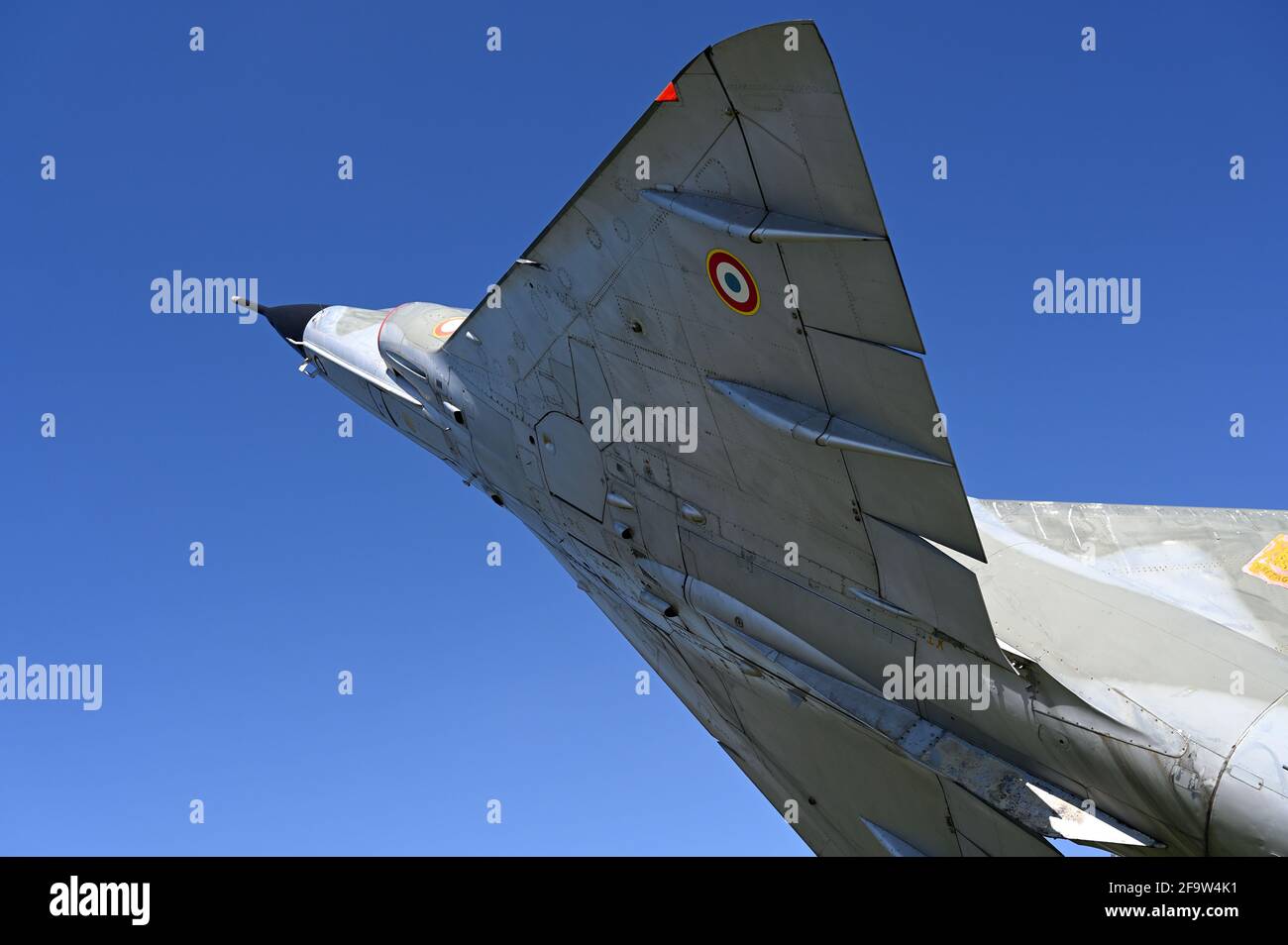francese Mirage III in un cielo blu visto dal basso Foto Stock