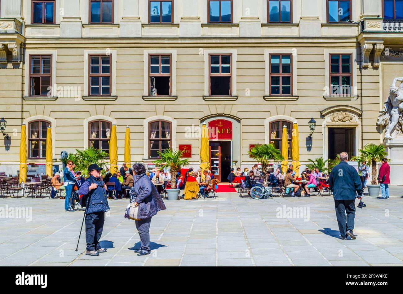 VIENNA, AUSTRIA, 6 GIUGNO 2015: I turisti sono seduti in un caffè situato nel cortile principale del palazzo di hofburg a vienna Foto Stock