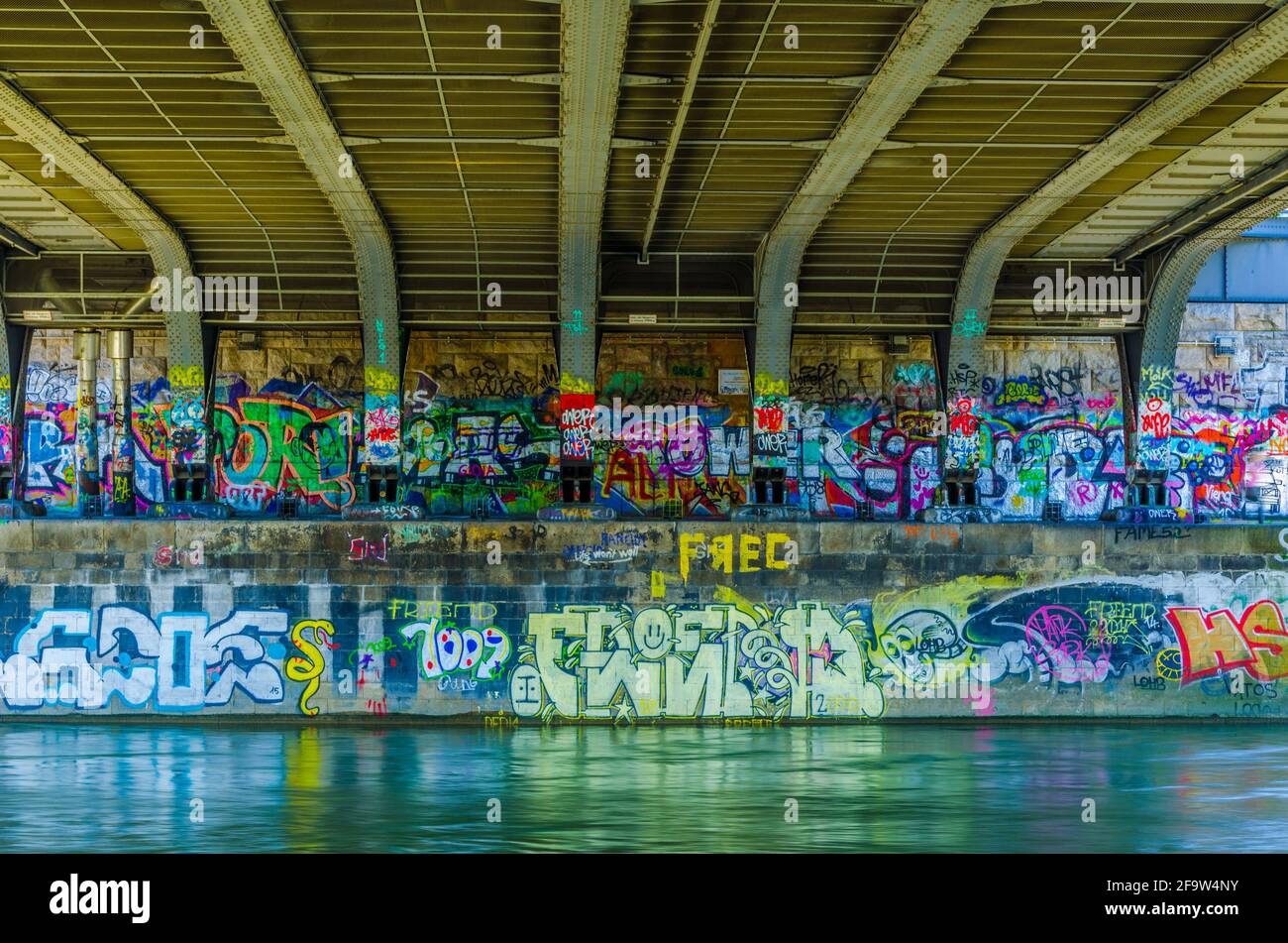 VIENNA, AUSTRIA, 22 GIUGNO 2015: Graffiti sotto 'Marienbruecke', un ponte sul canale del Danubio (Donaukanal). Le pareti in terrapieno del canale del Danubio formano un g Foto Stock