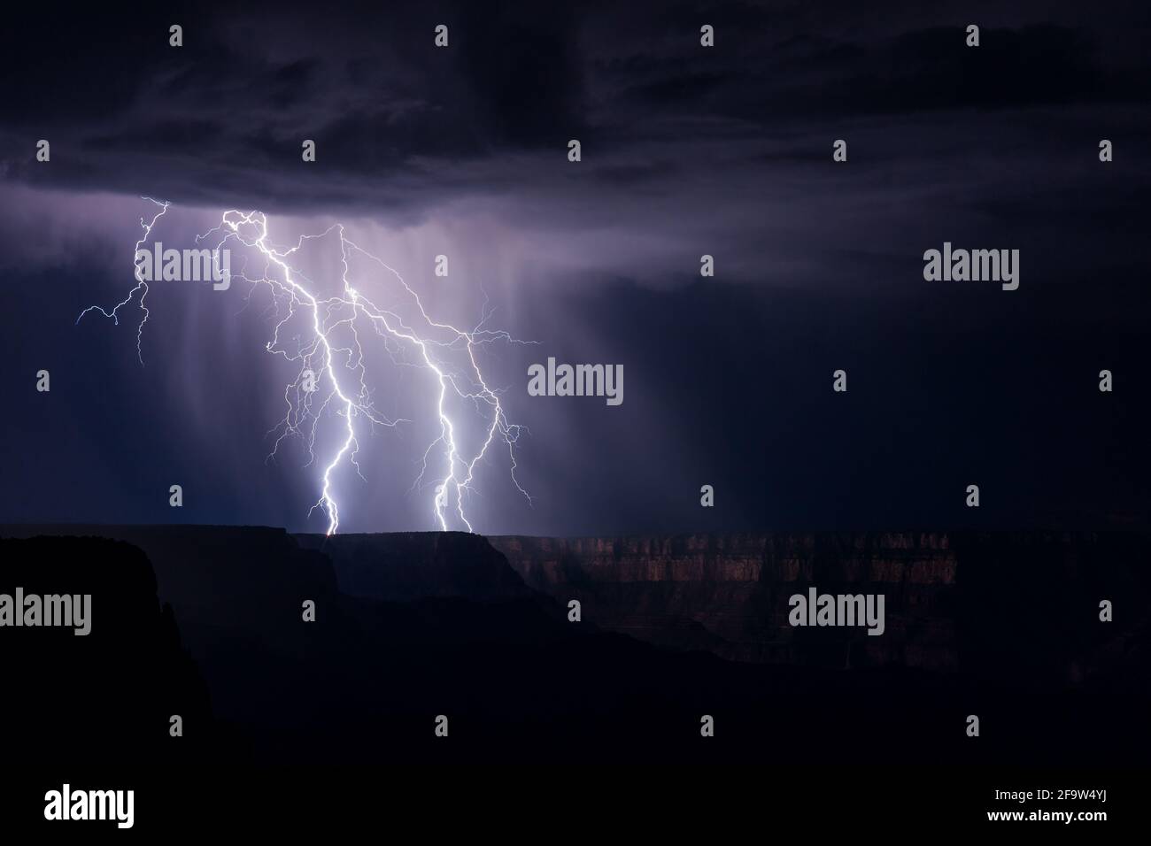 Un fulmine colpisce il South Rim da una tempesta di tuoni nel Parco Nazionale del Grand Canyon, Arizona Foto Stock