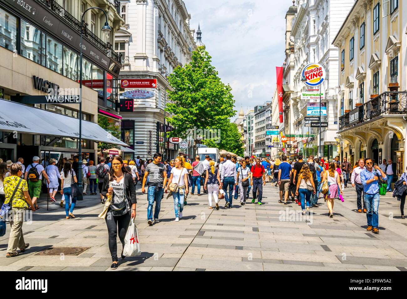 VIENNA, AUSTRIA, GIUGNO 2016: Via Kartner nel centro di Vienna. Il centro pedonale di Vienna è ricco di turisti e di ottimi negozi. Foto Stock