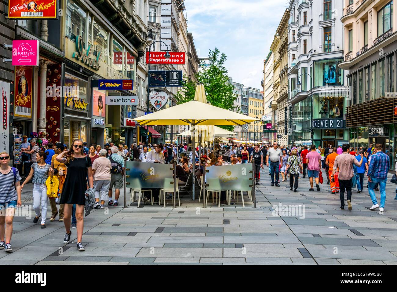 VIENNA, AUSTRIA, GIUGNO 2016: Via Kartner nel centro di Vienna. Il centro pedonale di Vienna è ricco di turisti e di ottimi negozi. Foto Stock