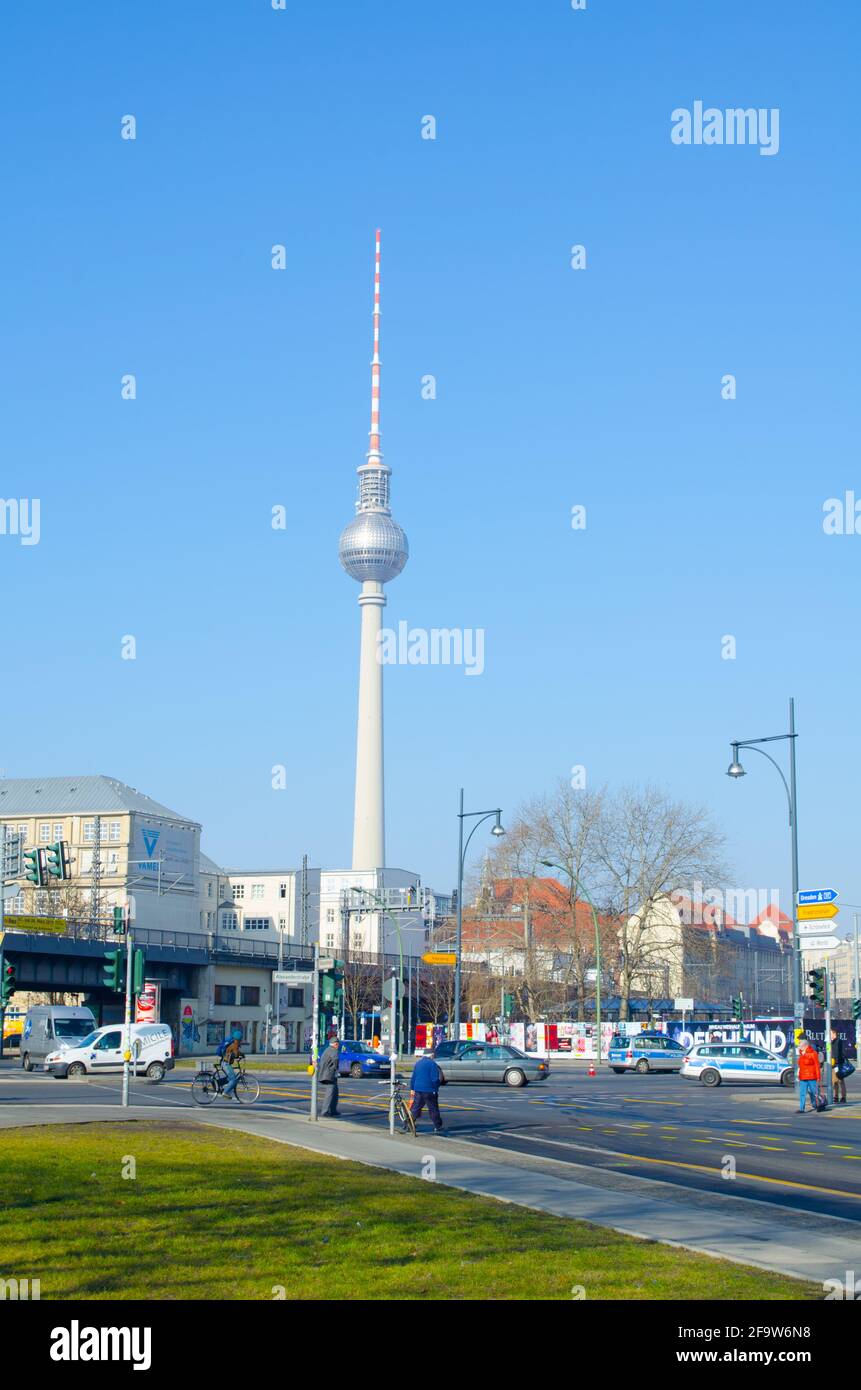 BERLINO, GERMANIA, 12 MARZO 2015: La gente lascia la stazione ferroviaria di Jannowitz brucke e ammira fernsehturm a berlino. Foto Stock