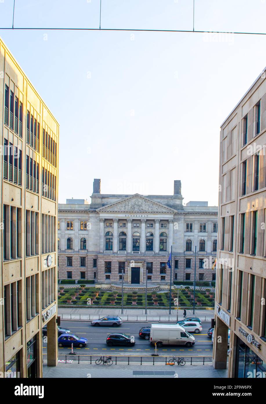 BERLINO, GERMANIA, 12 MARZO 2015: Vista del bundesrat a berlino, dal grande centro commerciale situato sul lato opposto della strada. Foto Stock