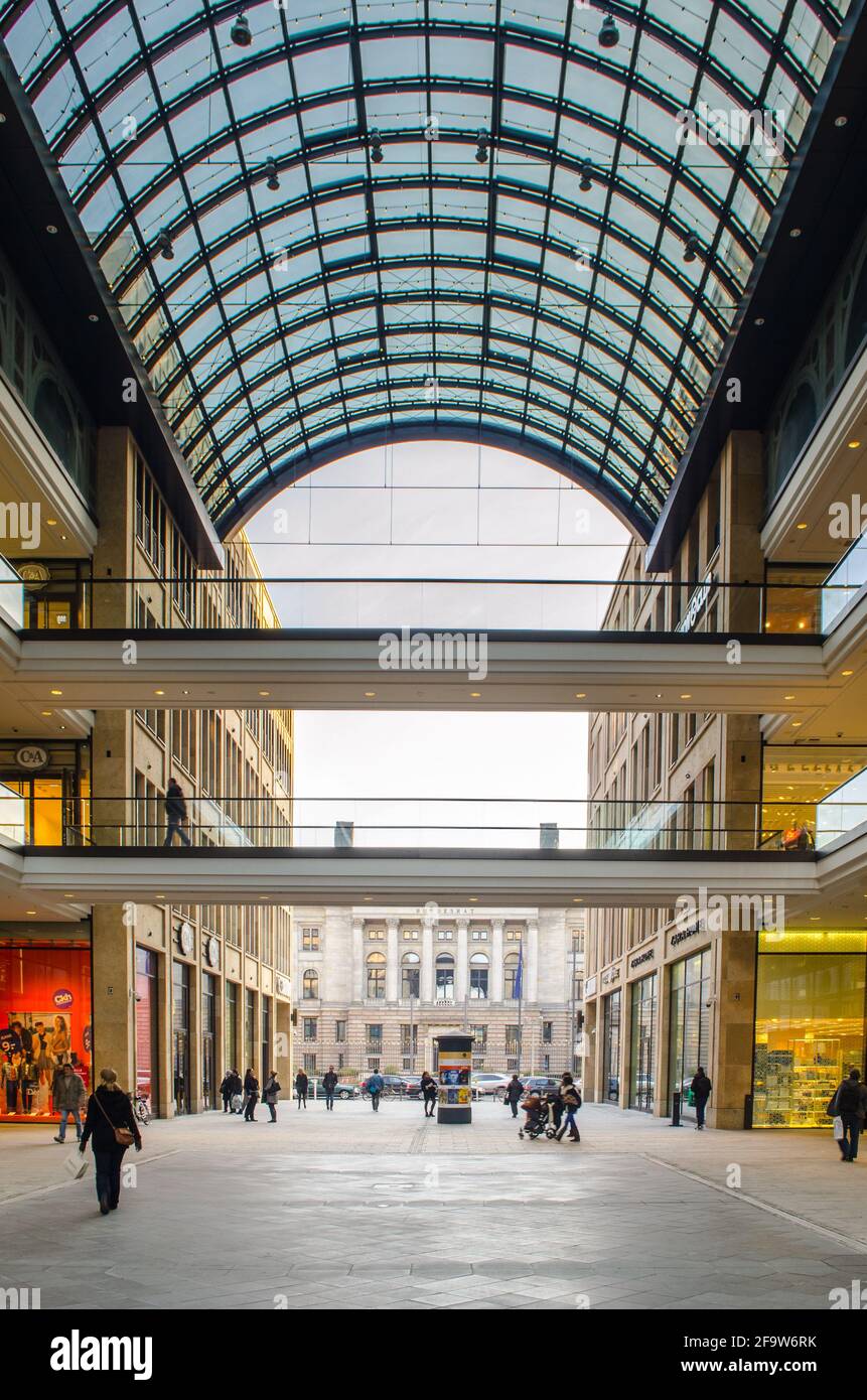 BERLINO, GERMANIA, 12 MARZO 2015: Vista del bundesrat a berlino, dal grande centro commerciale situato sul lato opposto della strada. Foto Stock