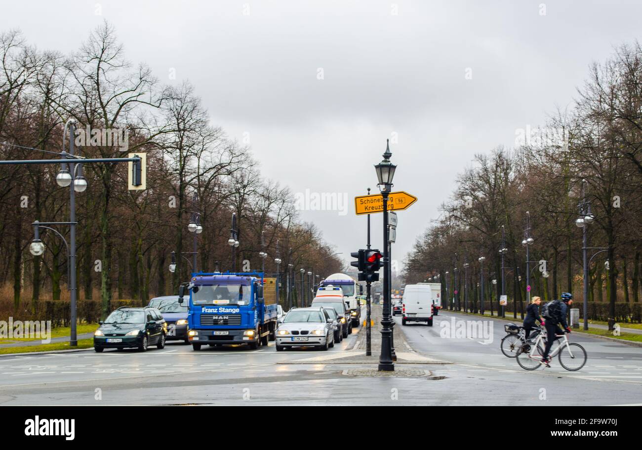 BERLINO, GERMANIA, 12 MARZO 2015: Traffico nel centro di tiergarten vicino a Siegessaule Memorial. Foto Stock