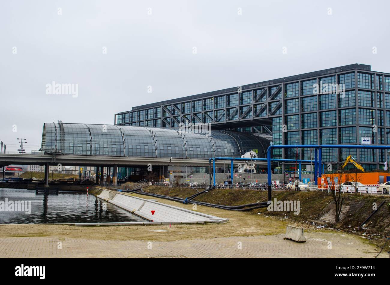 BERLINO, GERMANIA, 12 MARZO 2015: Vista sulla stazione ferroviaria principale di berlino, che funge anche da centro commerciale e da ufficio. Foto Stock