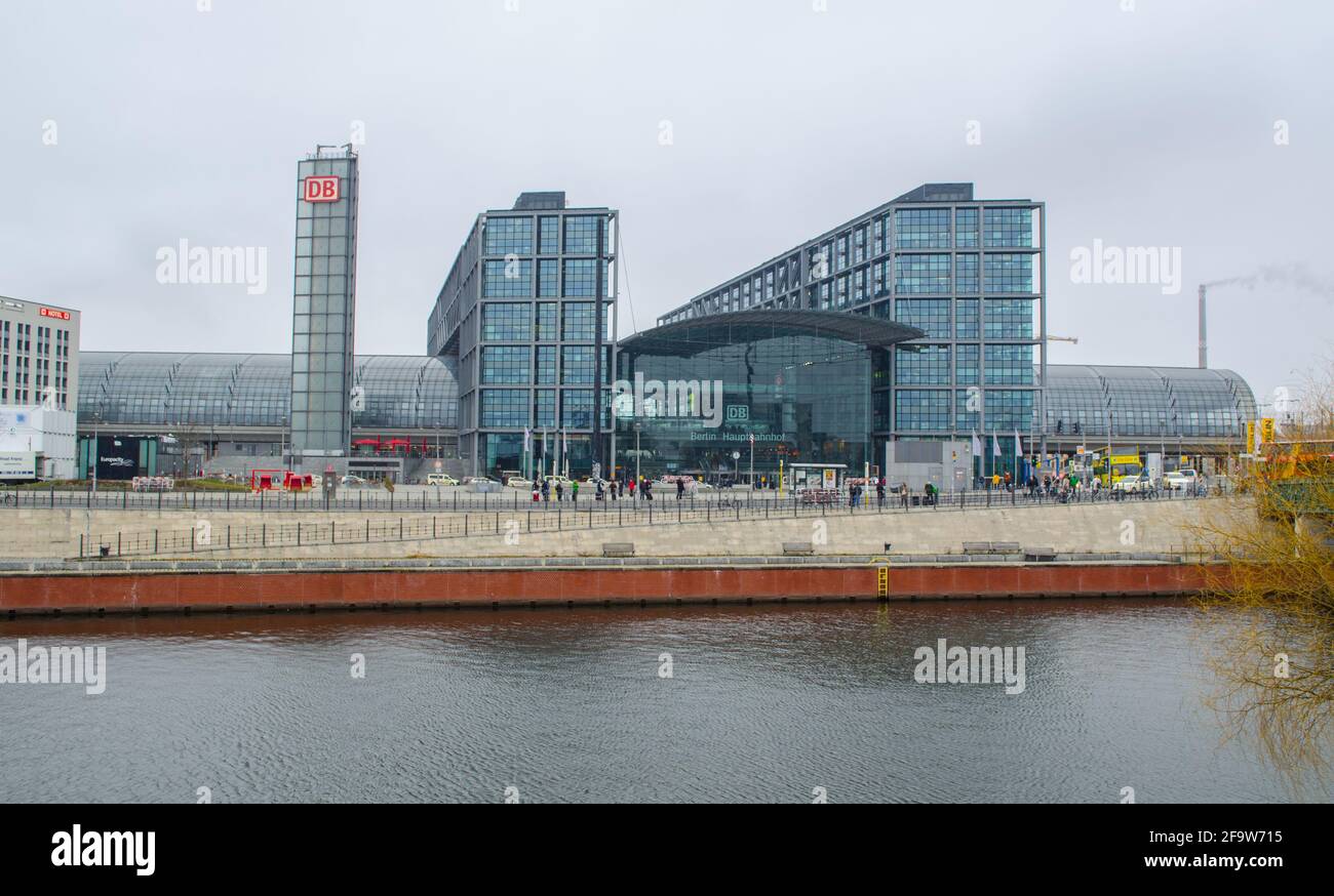 BERLINO, GERMANIA, 12 MARZO 2015: Vista sulla stazione ferroviaria principale di berlino, che funge anche da centro commerciale e da ufficio. Foto Stock