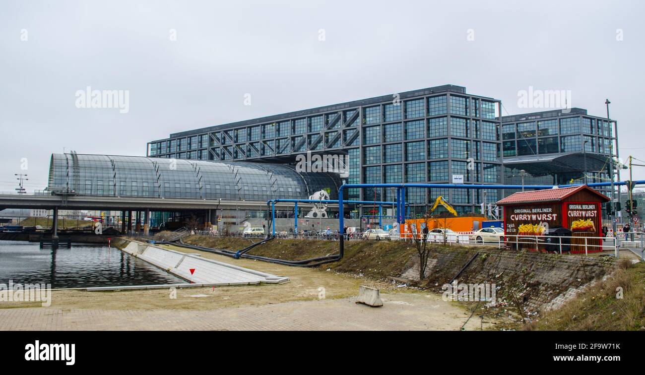 BERLINO, GERMANIA, 12 MARZO 2015: Vista sulla stazione ferroviaria principale di berlino, che funge anche da centro commerciale e da ufficio. Foto Stock