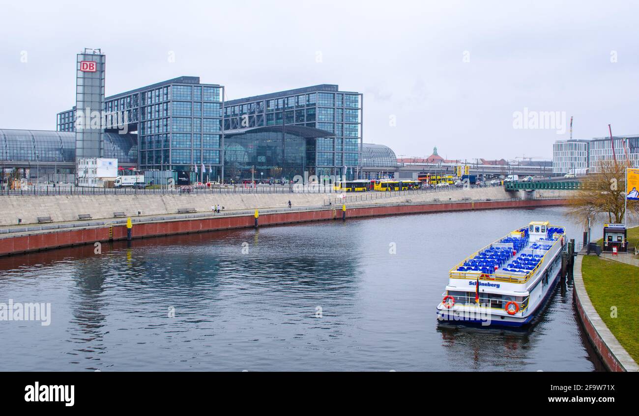 BERLINO, GERMANIA, 12 MARZO 2015: Vista sulla stazione ferroviaria principale di berlino, che funge anche da centro commerciale e da ufficio. Foto Stock