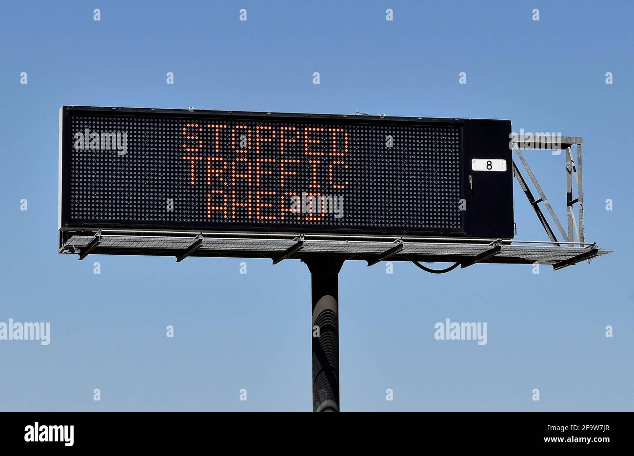 Segnale digitale di arresto del traffico in avanti lungo l'autostrada della California Foto Stock