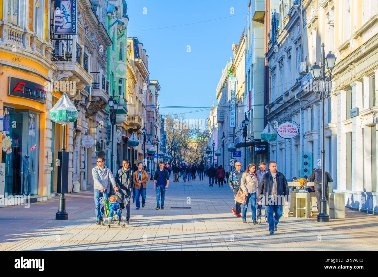 RUSE, BULGARIA, 5 MARZO 2015: La gente sta camminando sulla strada che conduce alla piazza principale della ruse della città bulgara. Foto Stock