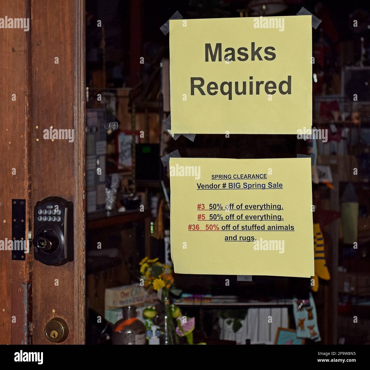È richiesto un cartello con la maschera sulla porta d'ingresso del negozio a sonora, California Foto Stock